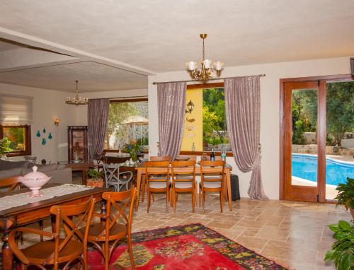 comedor con mesa, sillas y piscina en Room in BB - Authentic Boutique Hotel, en Fethiye