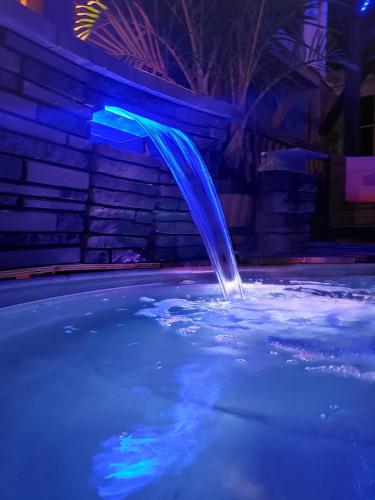 una fuente en una piscina de agua por la noche en World Solo Travel's Welcomed At St Pete Home en San Petersburgo