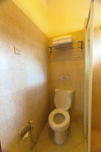 a small bathroom with a toilet and a shower at Rungan Sari Meeting Center & Resort in Guhung