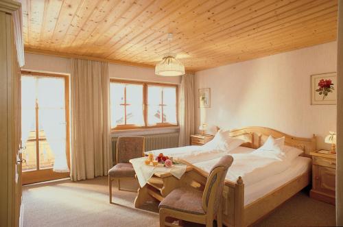 A bed or beds in a room at Gästehaus Hubertushof