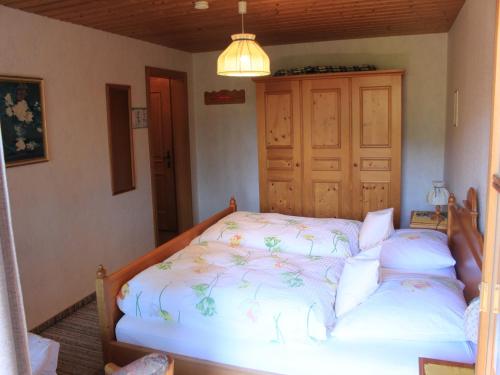 Una cama o camas en una habitación de Gästehaus Hubertushof