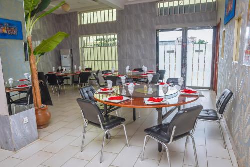 A restaurant or other place to eat at White Horse Hotel Cotonou