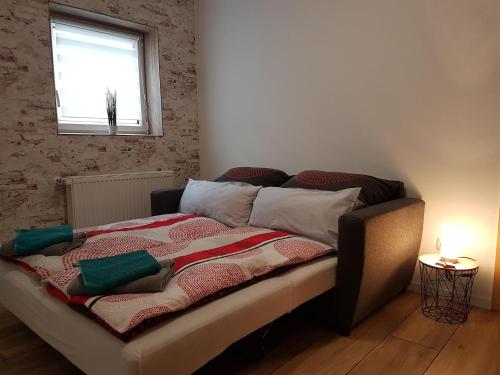 een bed in een kamer met een raam bij Ferienwohnung Pusteblume in Wüstensachsen