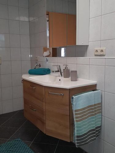 a bathroom with a sink and a mirror at Ferienwohnung Pusteblume in Ehrenberg