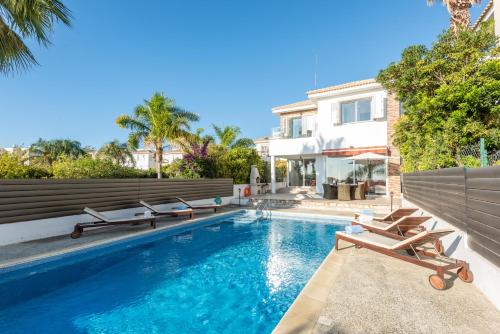 Villa Laguna Sunrise by Ezoria Villas