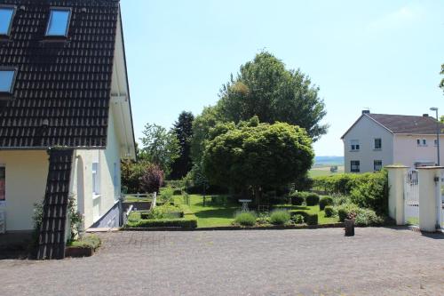 - une vue sur une cour avec une maison dans l'établissement Ferienwohnung Nett, à Blankenheim