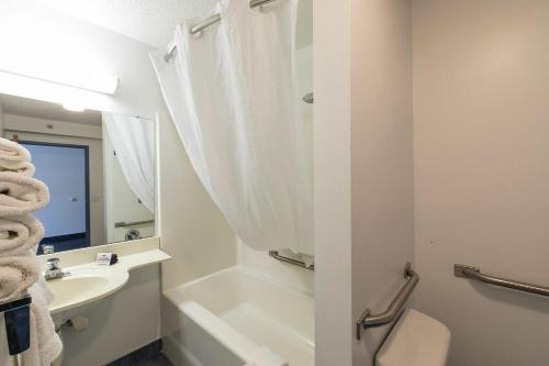 Bilik mandi di Quality Inn Mount Pleasant