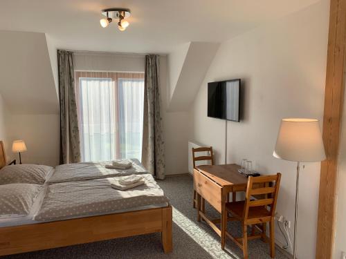 Un pat sau paturi într-o cameră la Kašperky 440