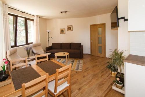 - un salon avec une table et un canapé dans l'établissement Bendida Apartments, à Velingrad