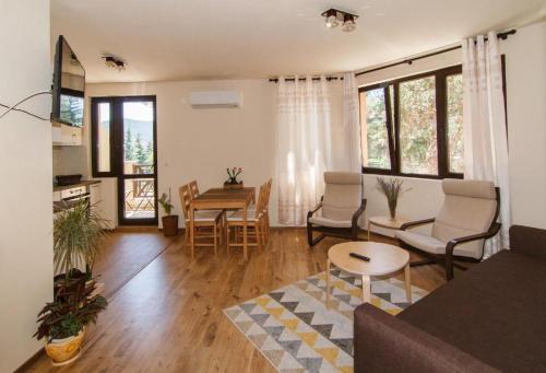 - un salon avec un canapé et une table dans l'établissement Bendida Apartments, à Velingrad