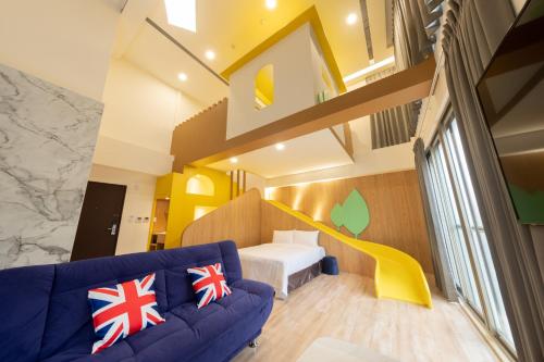 a bedroom with a bed and a couch in a room at Only Love Motel in Xindian