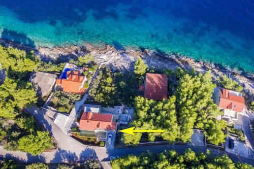 una vista aerea di una casa vicino all'oceano di Seafront Holiday Home Marija a Prigradica