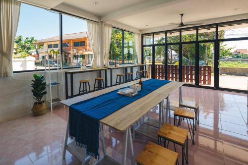 ein Esszimmer mit einem blauen Tisch und Stühlen in der Unterkunft Yindee Home & Cafe in Nan