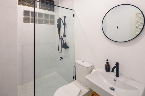 ein Badezimmer mit Dusche, Toilette und Waschbecken in der Unterkunft Yindee Home & Cafe in Nan
