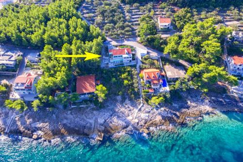 un'isola con una casa con una freccia gialla di Seafront Holiday Home Marija a Prigradica