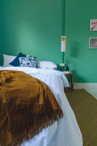 Ein Bett oder Betten in einem Zimmer der Unterkunft Yindee Home & Cafe