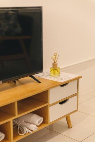TV/Unterhaltungsangebot in der Unterkunft Yindee Home & Cafe