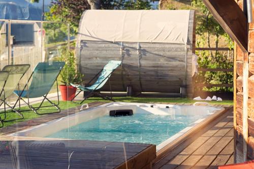 - une piscine dans un jardin avec un kiosque dans l'établissement Chalet Hôtel du Mont-Charvin & Spa, à Crest-Voland