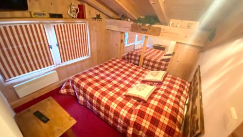 uma vista superior de um quarto com 2 camas em Chalets de Julie em Megève