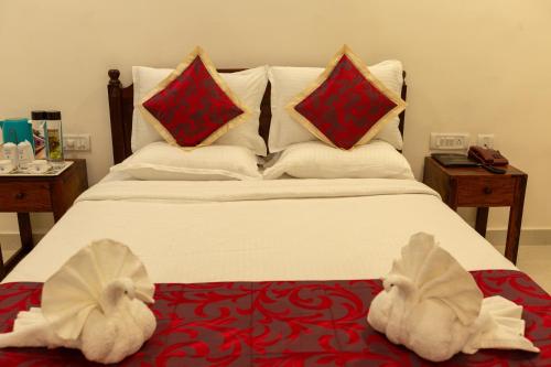 Katil atau katil-katil dalam bilik di KSTDC Hotel Mayura Adilshahi Bijapur