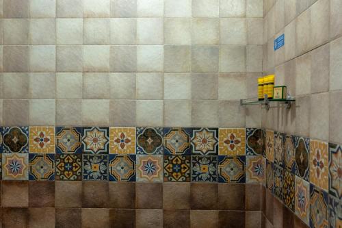 Bilik mandi di KSTDC Hotel Mayura Adilshahi Bijapur