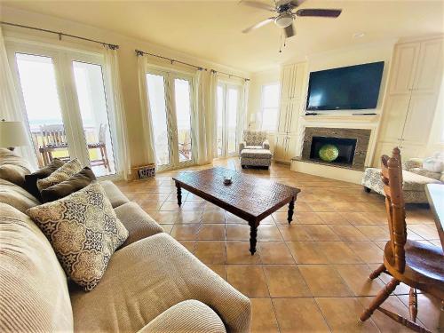 een woonkamer met een bank en een salontafel bij Portofino House in South Padre Island