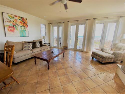 uma sala de estar com um sofá e uma mesa de centro em Portofino House em South Padre Island