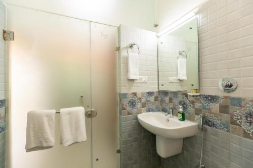 Bilik mandi di KSTDC Hotel Mayura Adilshahi Bijapur
