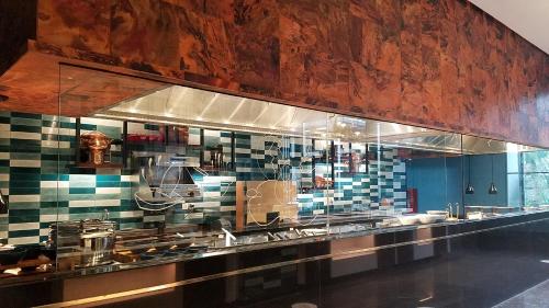 Una cocina o zona de cocina en Pullman Bandung Grand Central