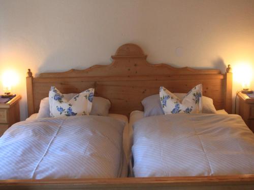 Una cama o camas en una habitación de Gästehaus Hubertushof