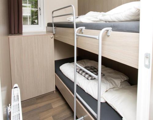 Katil atau katil-katil dalam bilik di Vakantiecentrum De Ullingse Bergen