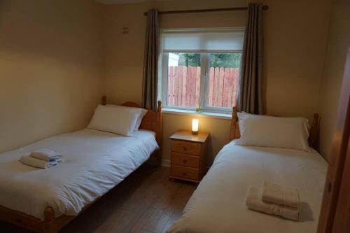 Un pat sau paturi într-o cameră la Lignaul Cottage