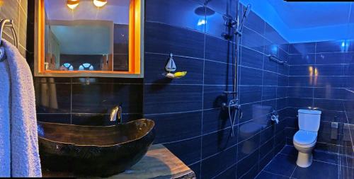 Hotel Blawa في أبيدجان: حمام مع حوض ومرحاض ومغسلة