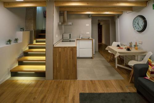 潘普洛納的住宿－Txoko，一间厨房、一间带楼梯的客厅和一间客厅