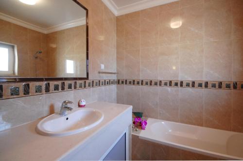 Gallery image of Villa Alice - Free Wifi & Air co & Swimming pool - by bedzy in Albufeira