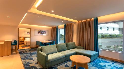 Posezení v ubytování Holiday Inn Express & Suites Bengaluru Old Madras Road by IHG
