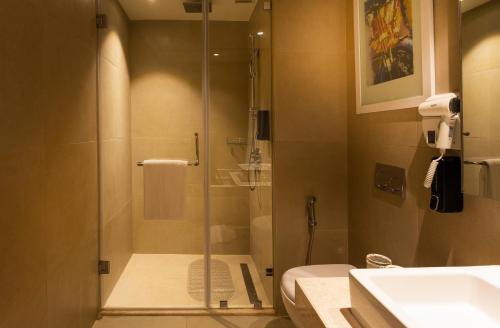Koupelna v ubytování Holiday Inn Express & Suites Bengaluru Old Madras Road by IHG