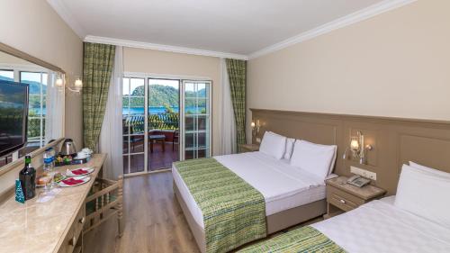 Postel nebo postele na pokoji v ubytování Grand Yazıcı Club Marmaris Palace