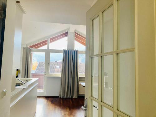 una cocina con una gran ventana y una cocina sidx sidx sidx sidx en Alpensoul Apartments, en Zell am See