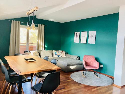 uma sala de estar com um sofá e uma mesa em Alpensoul Apartments em Zell am See