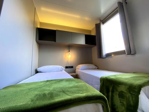 Postel nebo postele na pokoji v ubytování Bungalows Pirineus