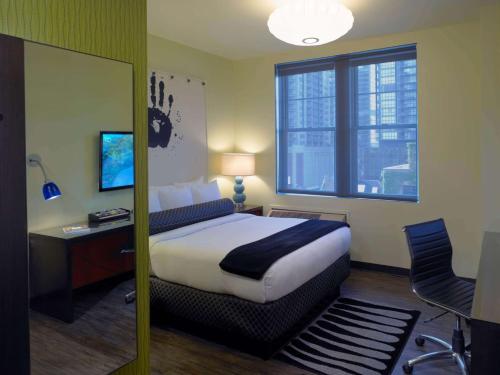 Säng eller sängar i ett rum på Acme Hotel Company Chicago