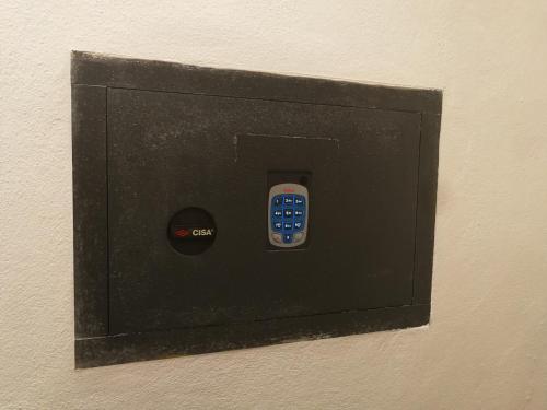 a black outlet with a remote control on a wall at Apt Alice - Apartment in the Vineyards in Strada