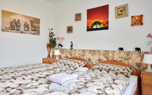 a bedroom with two beds and pictures on the wall at Hüblers-Schlafquartier in Fürstenwalde