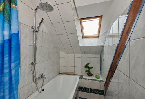 a bathroom with a shower and a bath tub at Hüblers-Schlafquartier in Fürstenwalde
