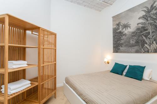 A bed or beds in a room at Canela Homes BARCELONA MARINA