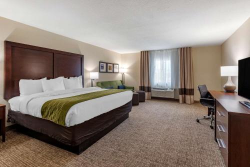 Comfort Inn & Suites Pueblo tesisinde bir odada yatak veya yataklar
