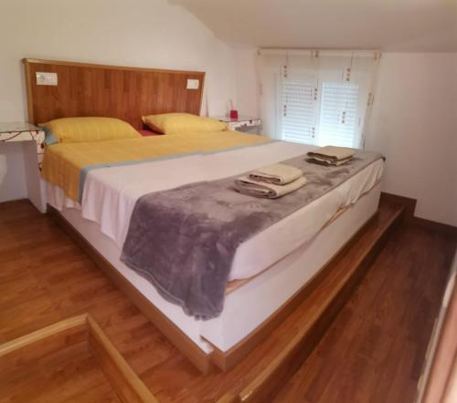 1 cama grande en un dormitorio con suelo de madera en Lagunas Ruidera 16 Agua y Placer, en Ruidera