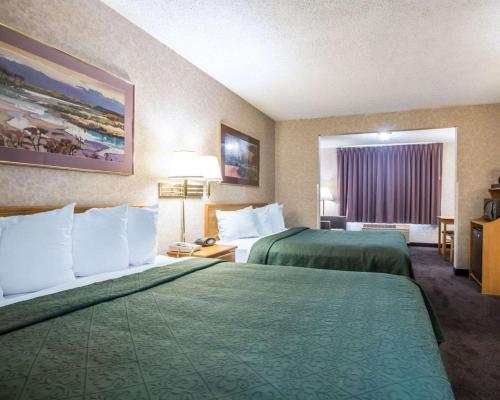 Ένα ή περισσότερα κρεβάτια σε δωμάτιο στο Quality Suites San Diego Otay Mesa