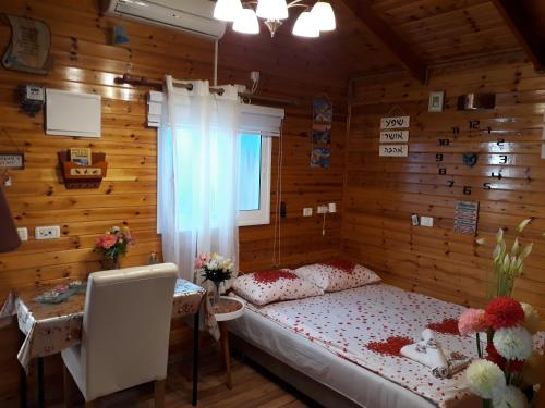 um quarto com uma cama num quarto de madeira em Happiness Zimmer צימר האושר - גם לציבור הדתי em Nahariya